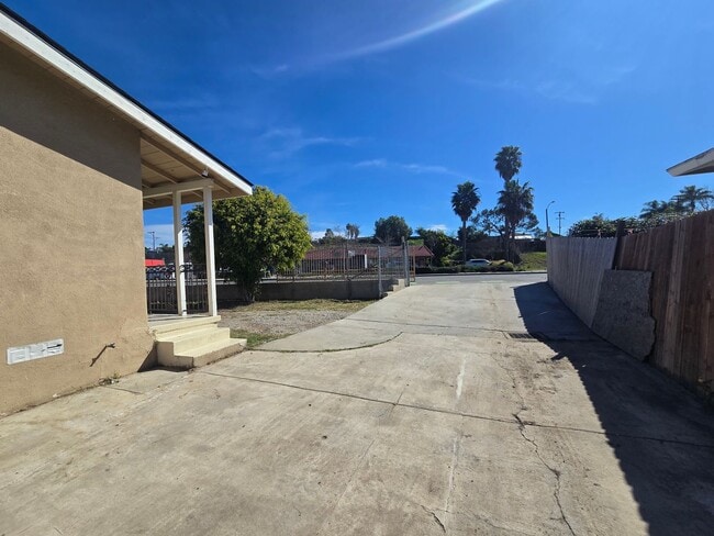 Building Photo - 3 Bed Home + Studio with Large Yard & Ample Parking Near Downtown Vista