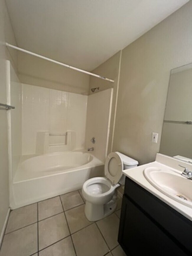 Building Photo - 1 Bedroom Condo Located in Canyon Willow!!