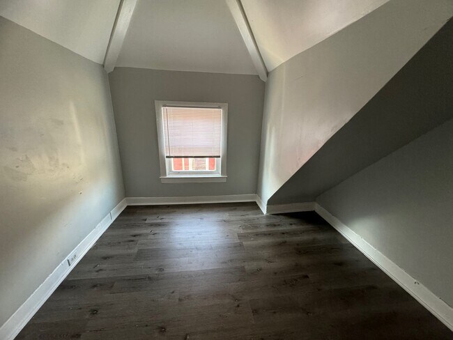 Building Photo - 839 Hutchins Ave