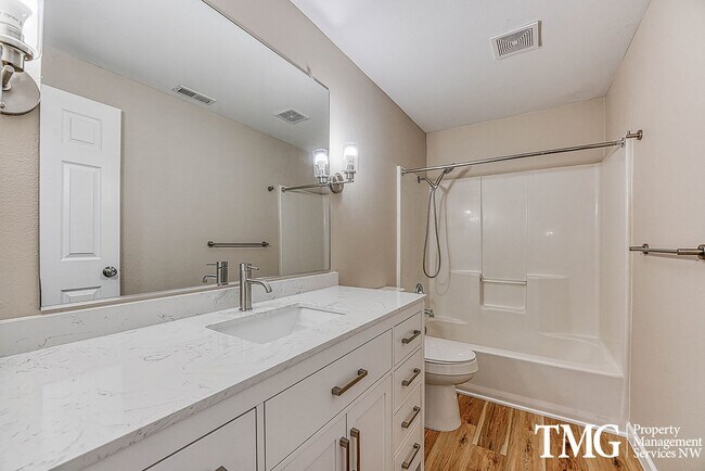 Building Photo - Wonderful 2 Story 3 Bed 2.5 Bath Home in Five Corners!