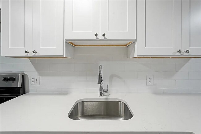 Building Photo - 5-9 Debra Lane