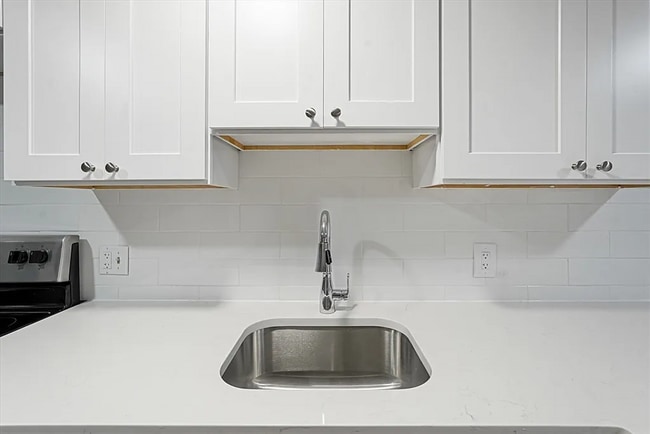 Building Photo - Modern, Cozy 2BR Home with Basement & Park...