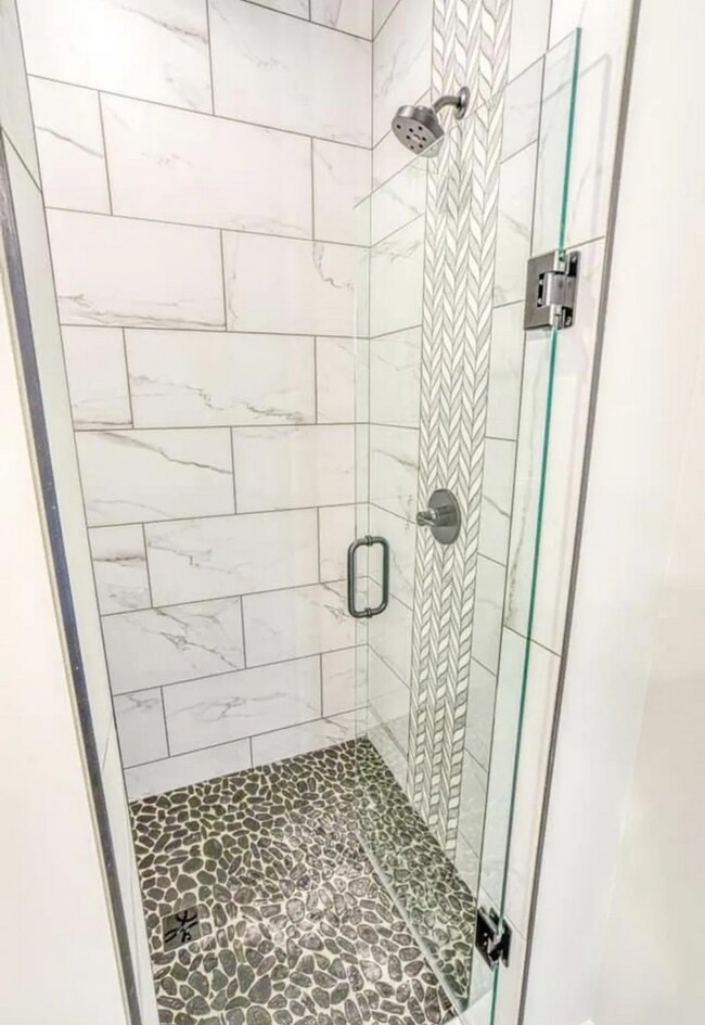 Building Photo - 3 Bed 3 Bath on the water!