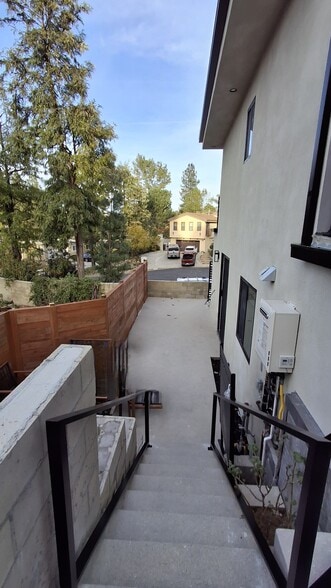 Building Photo - 4377 Charlemont Ave