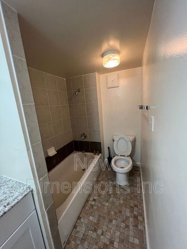 Building Photo - 190 Griswold Way