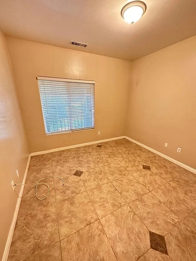 Building Photo - Well Maintained Single Family Home in Bakersfield, CA