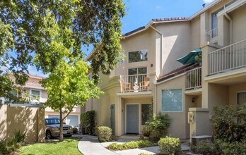 Building Photo - Spacious 1-Bedroom Condo in Prime Location...