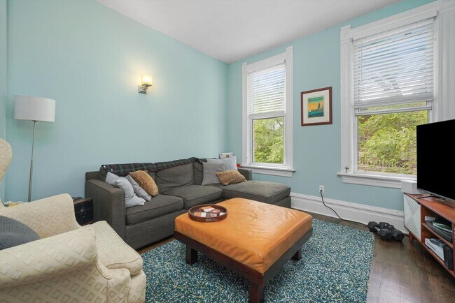 Building Photo - 1527 N Claremont Ave