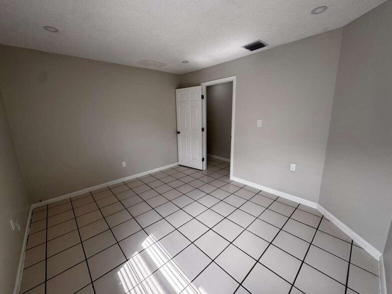 Building Photo - 933 SW 16th Pl