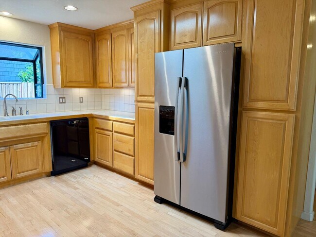 Building Photo - 213 Vía Lantana