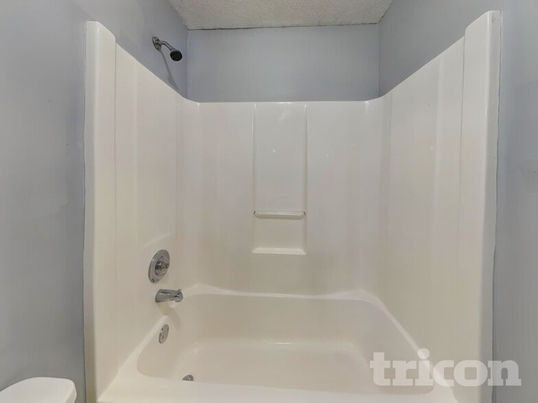 Building Photo - 245 Longview Dr