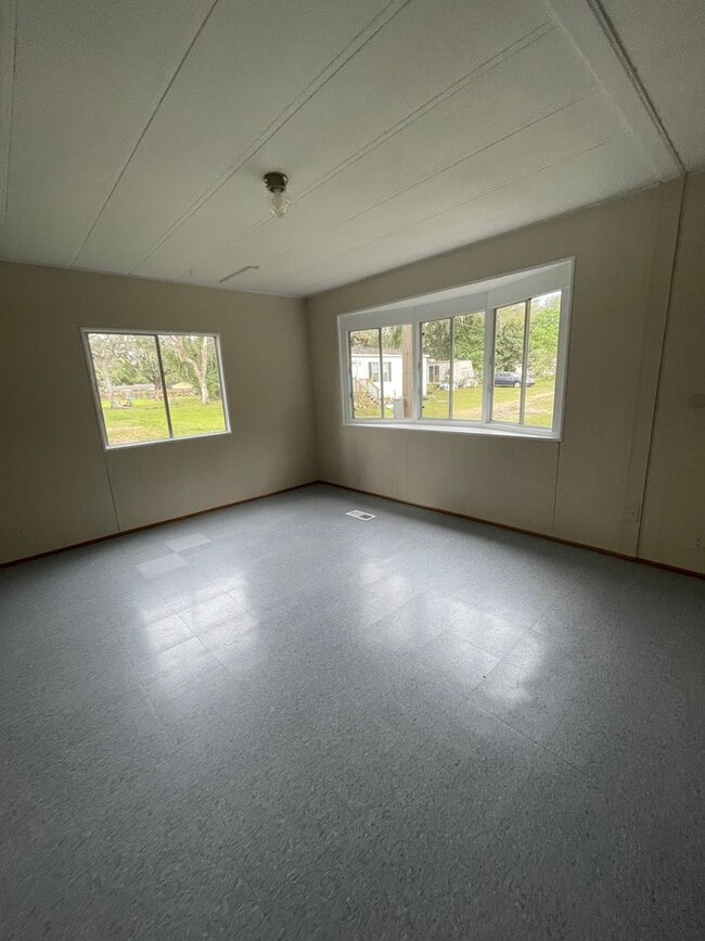 Building Photo - 3/2 in Zephyrhills