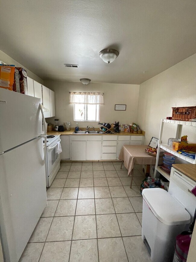 Building Photo - Upper Level 2 Bedroom 1 Bath