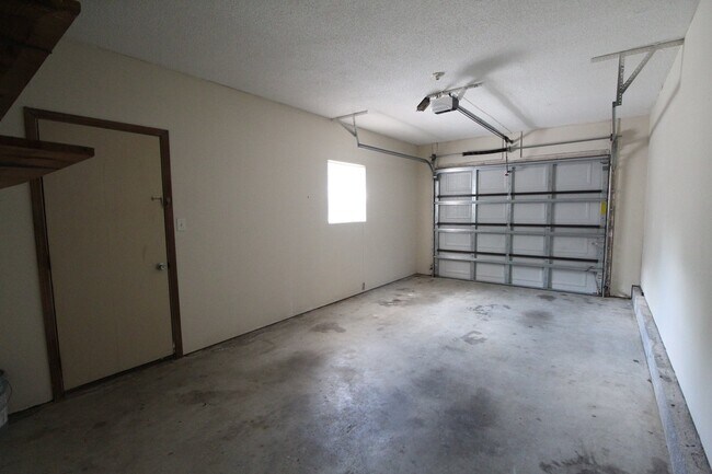 Building Photo - Spacious Tierra Villas Home with Vaulted Ceilings, Fireplace & Covered Patio