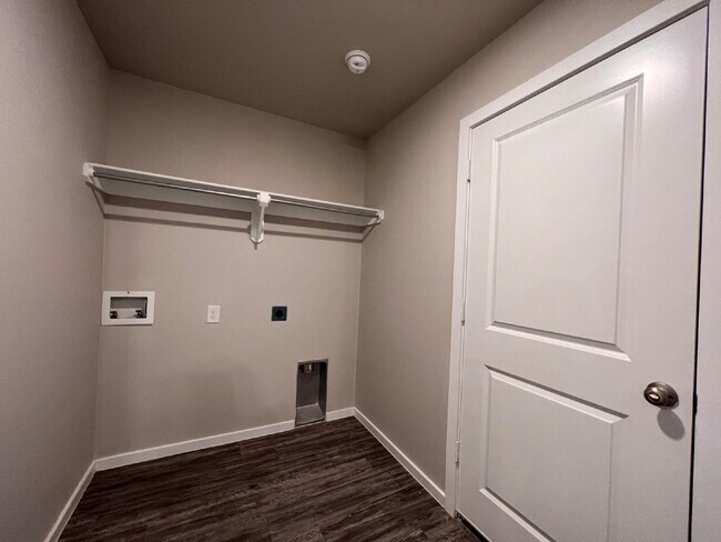 Building Photo - "Charming 3-Bedroom Home with 2 Full Baths in Lubbock – Spacious 1655 Sq Ft Retreat on North Texa...