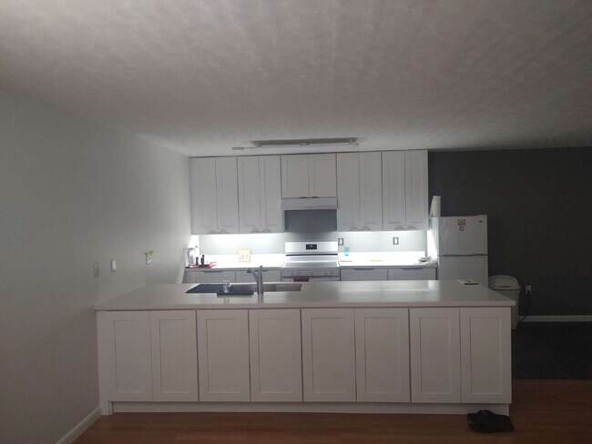 Building Photo - "$200 move in Special. Quite and Peaceful ...