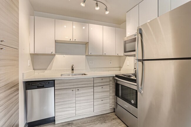 Building Photo - Amazing 2bed/1bath Corner Unit in Phinney ...