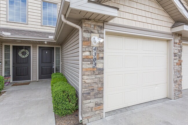 Building Photo - Modern 3-Bed, 2 Bath Townhome Near Brighto...