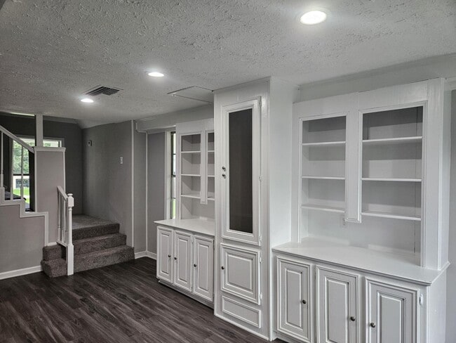 Building Photo - 1305 St Lawrence River Rd