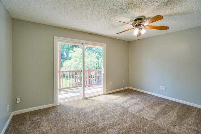 Building Photo - THREE BEDROOM NEAR LENA PARK