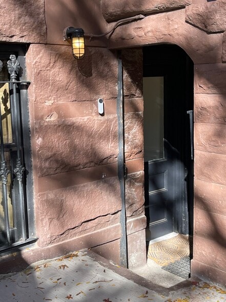 Building Photo - 130 Underhill Ave