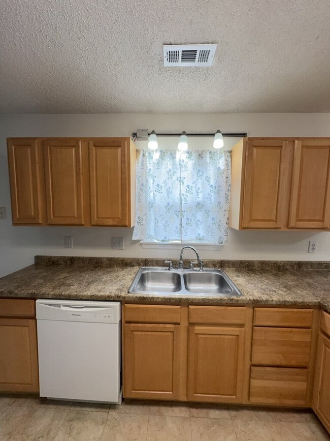 Building Photo - Spacious 3 Bedroom Home-122 Horse Shoe Bend