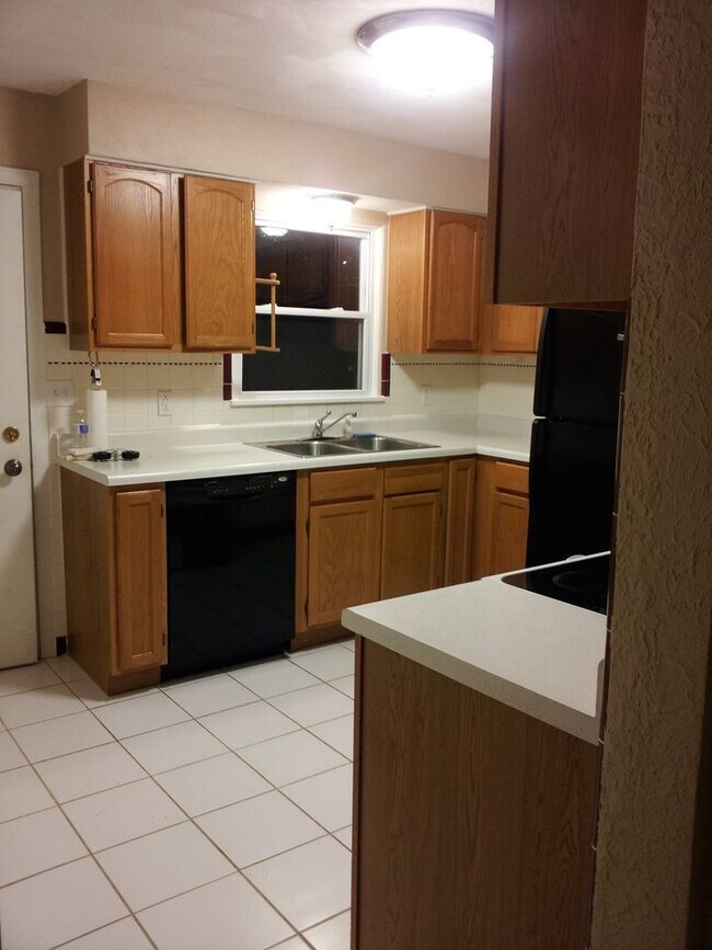 Building Photo - 917 N Center