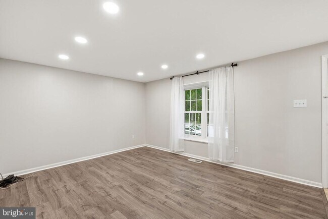 Building Photo - 9018 Jersey Dr