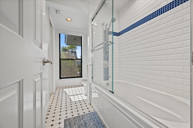 Building Photo - 11842 Pebblewood Dr