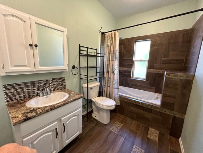 Building Photo - 3 Bedroom 1 Bath Large House with Garage & Many Amenities