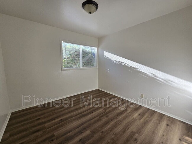 Building Photo - 1663 NE Vine St