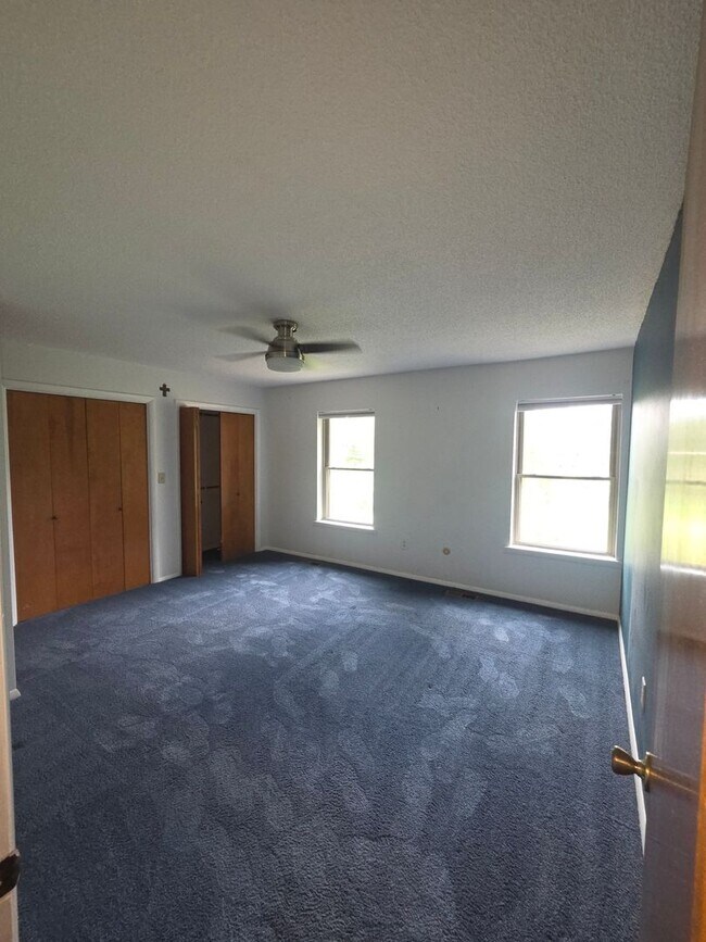 Building Photo - 2588 E Sweetbriar Dr