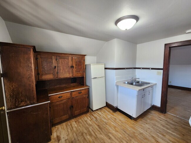 Building Photo - 1 Bedroom Upper