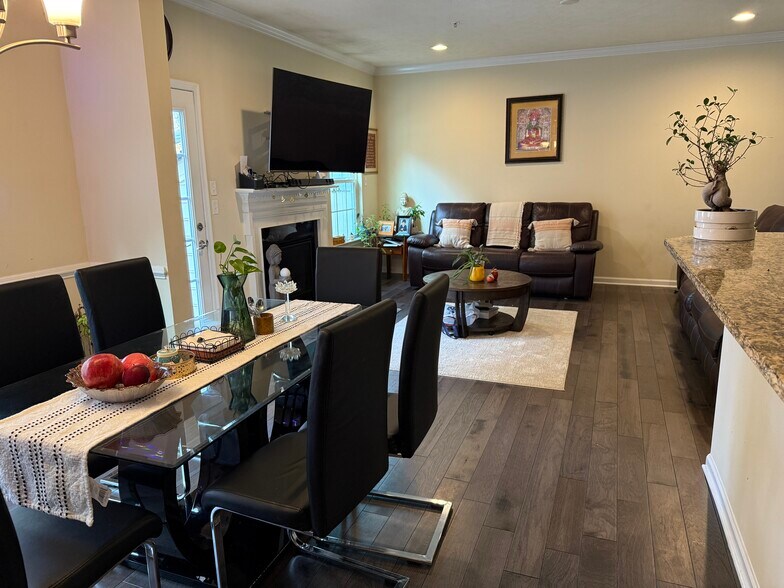 Dining - 624 Edison Dr