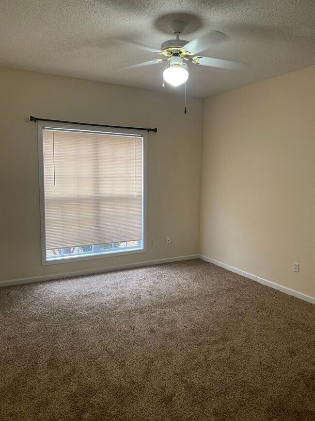 Building Photo - 115 Woodmere Dr