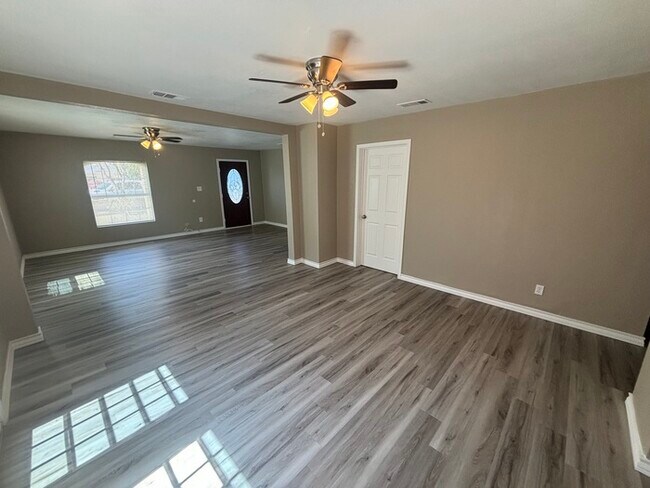 Building Photo - Spacious 3 bed 2 bath home, move in ready