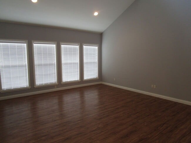 Building Photo - Bright 3BR Townhome with Bonus Room - Available July 17!!