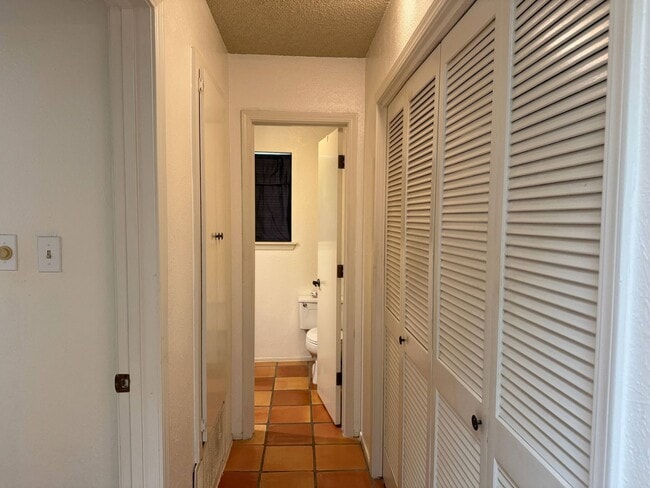 Building Photo - 2 Bed 2 Bath HOA Property