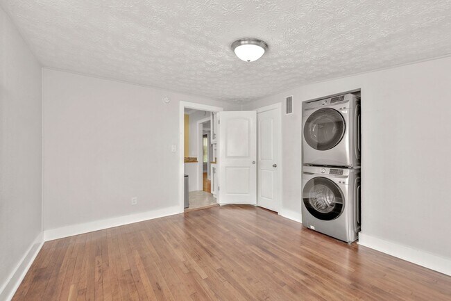 Building Photo - East Hill Cottage Available December 8th!