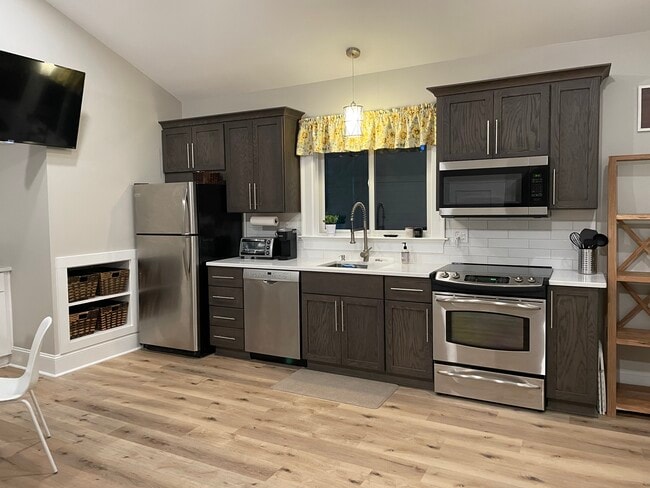 Building Photo - 8600 Island Point Rd