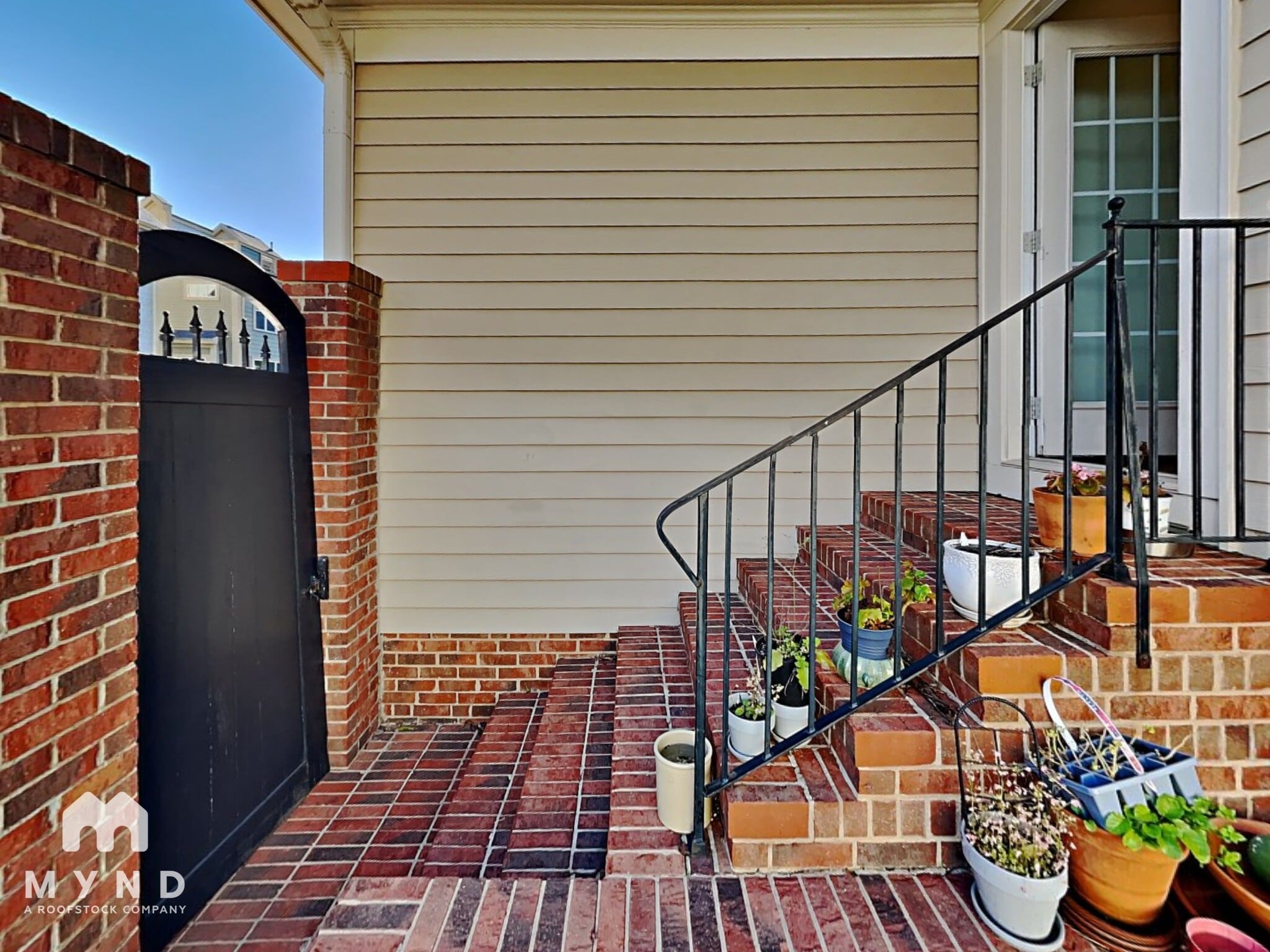 Building Photo - 711 E 9th St