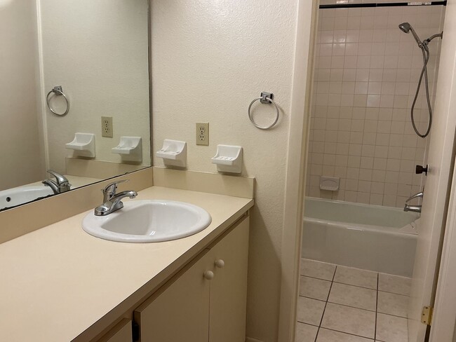 Building Photo - 411 E Park St