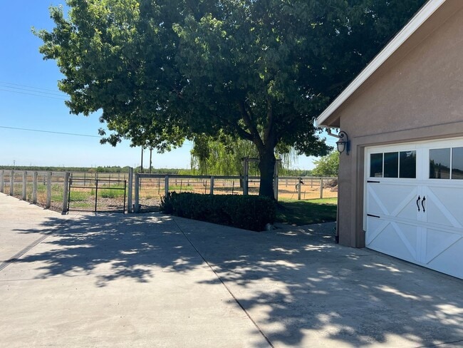 Building Photo - Stunning Country property in Oakdale!
