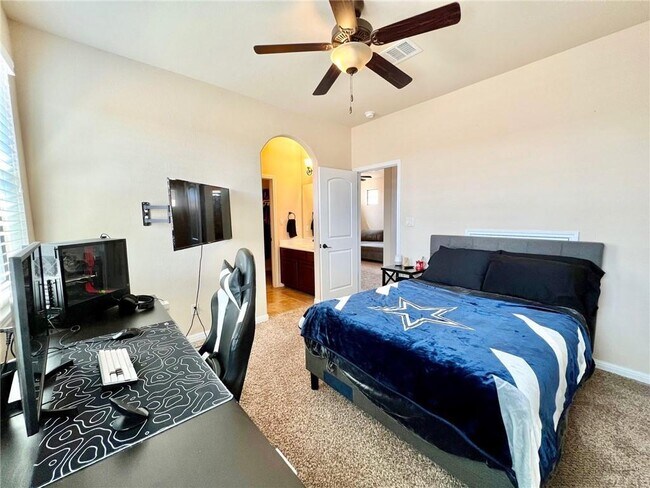 Building Photo - 422 Indianwood Dr
