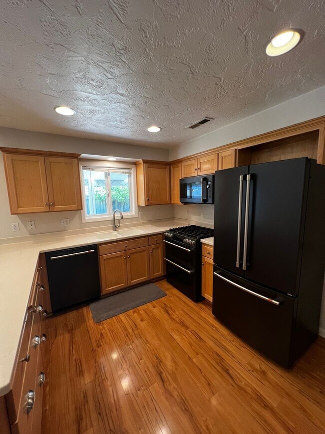 Building Photo - 4-Bedroom 3-Bathroom house with attached 1 bedroom apartment