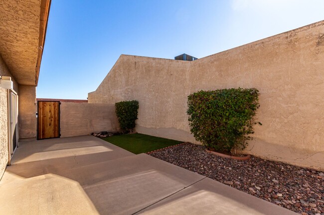 Building Photo - Discover Your Oasis in Scottsdale