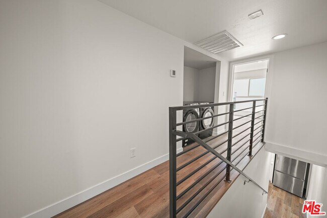 Building Photo - 1055 N Wilton Pl