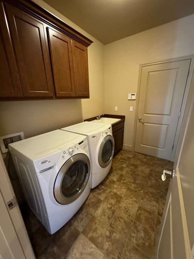 Building Photo - 4Bd/2.5Ba Bellevue Home