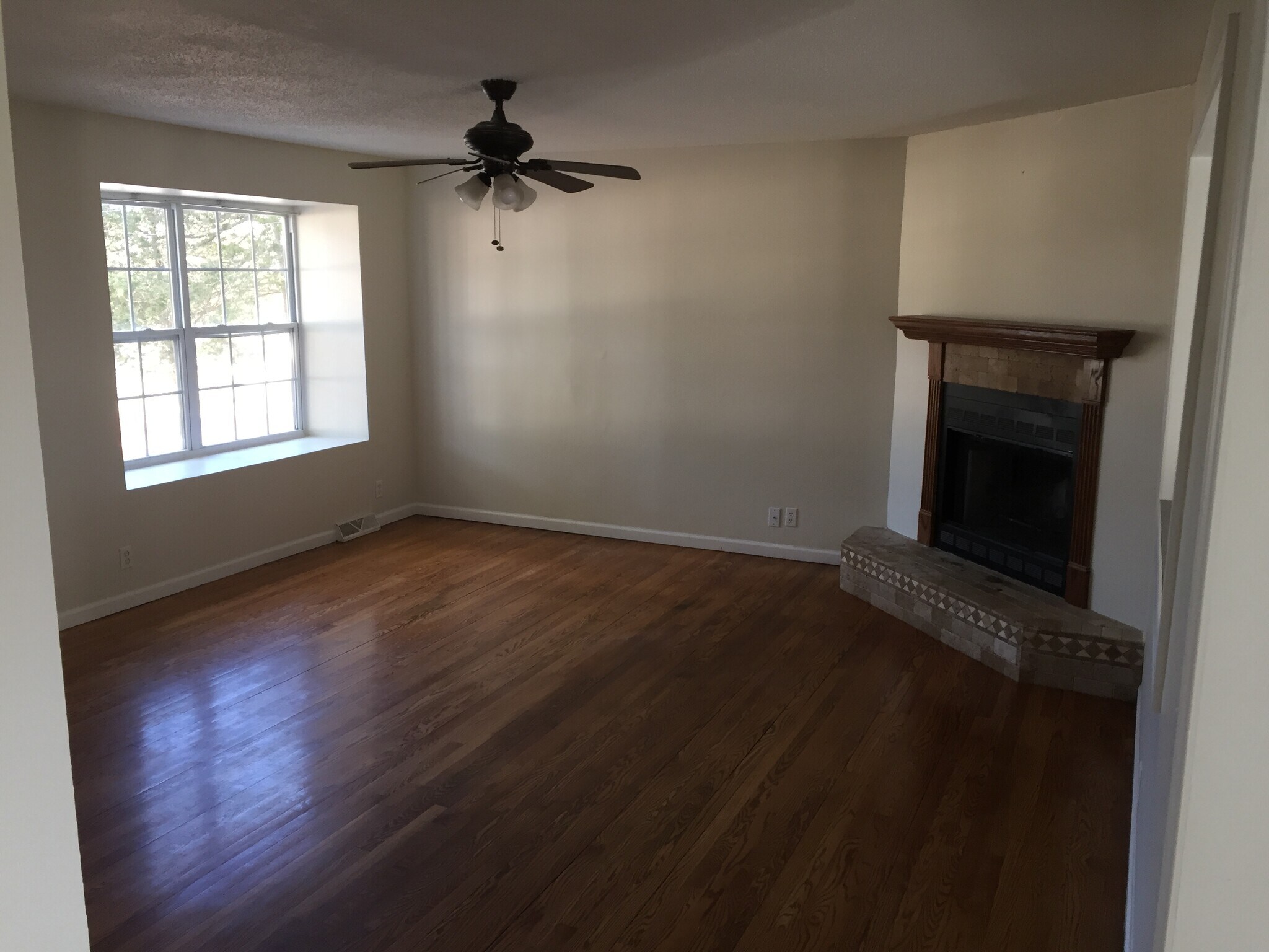 Building Photo - 3719 Clearview Dr