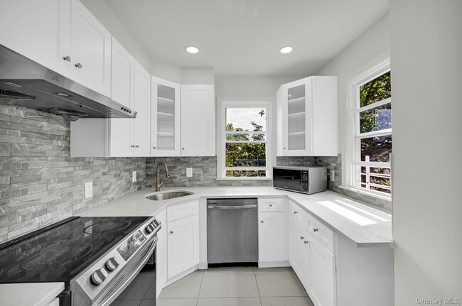 Building Photo - 555 S 5th Ave